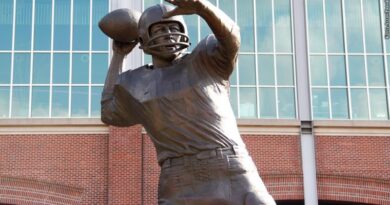 unitas statue